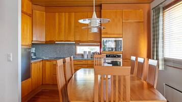 Kjøleskap, mikrobølgeovn, oppvaskmaskin og brødrister