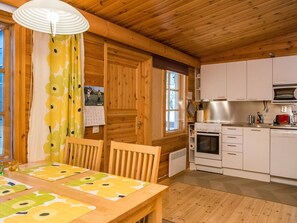 Kühlschrank, Mikrowelle, Geschirrspüler, Toaster