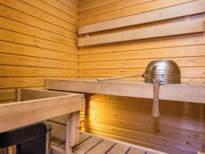 Una sauna con paredes y bancos de madera.