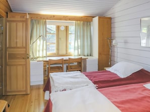 A room with two beds, a desk, and a chair. - Alkuvilla by Interhome (Inari)