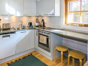 Køleskab, mikrobølgeovn, opvaskemaskine, køkkentøj/tallerkener/redskaber