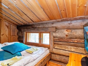 4 bedrooms, iron/ironing board, Internet, bed sheets