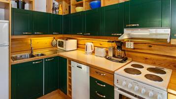 Fridge, microwave, dishwasher, cookware/dishes/utensils