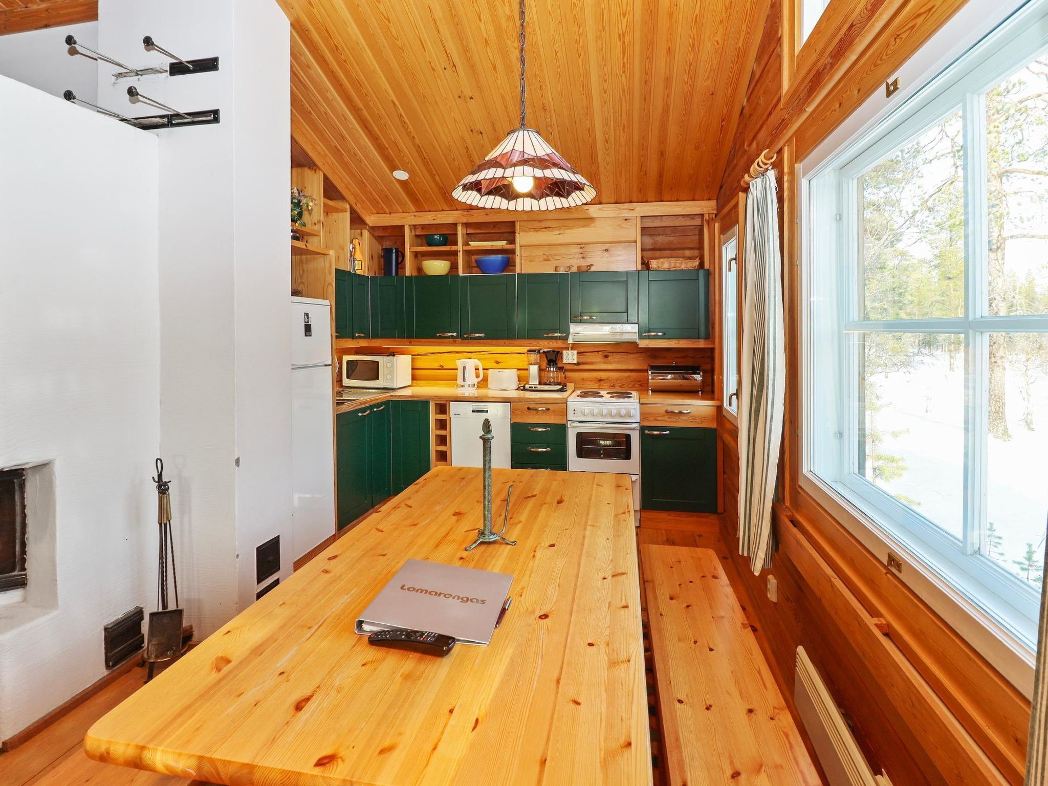 Kylskåp, mikrovågsugn, diskmaskin och grytor/köksredskap