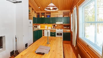 Kylskåp, mikrovågsugn, diskmaskin och grytor/köksredskap