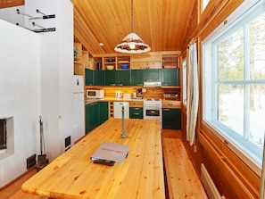 Fridge, microwave, dishwasher, cookware/dishes/utensils