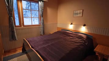 2 bedrooms, iron/ironing board, internet