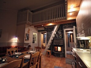 Ein gemütliches Interieur mit Essbereich, Kamin und Küche.