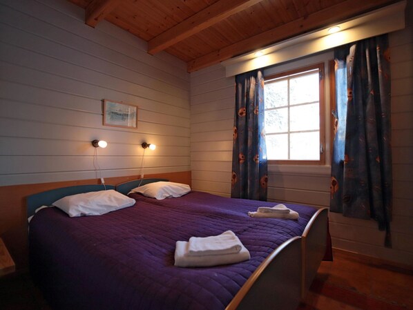 2 bedrooms, iron/ironing board, Internet