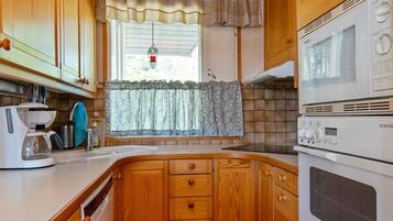 Refrigerador, microondas, lavavajillas, utensilios de cocina