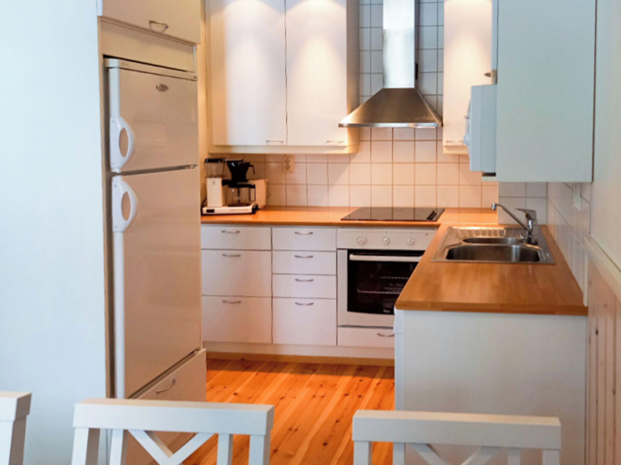 Kühlschrank, Mikrowelle, Geschirrspüler, Kochgeschirr/Geschirr/Besteck