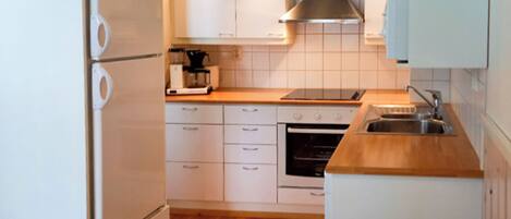 Jääkaappi, mikroaaltouuni, astianpesukone