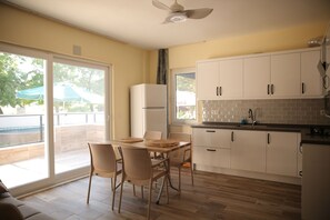 Refrigerador con freezer, microondas, placa de cocina