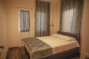 Appartement Deluxe | Coffres-forts dans les chambres, bureau, rideaux occultants