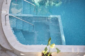 Una piscina al aire libre de temporada
