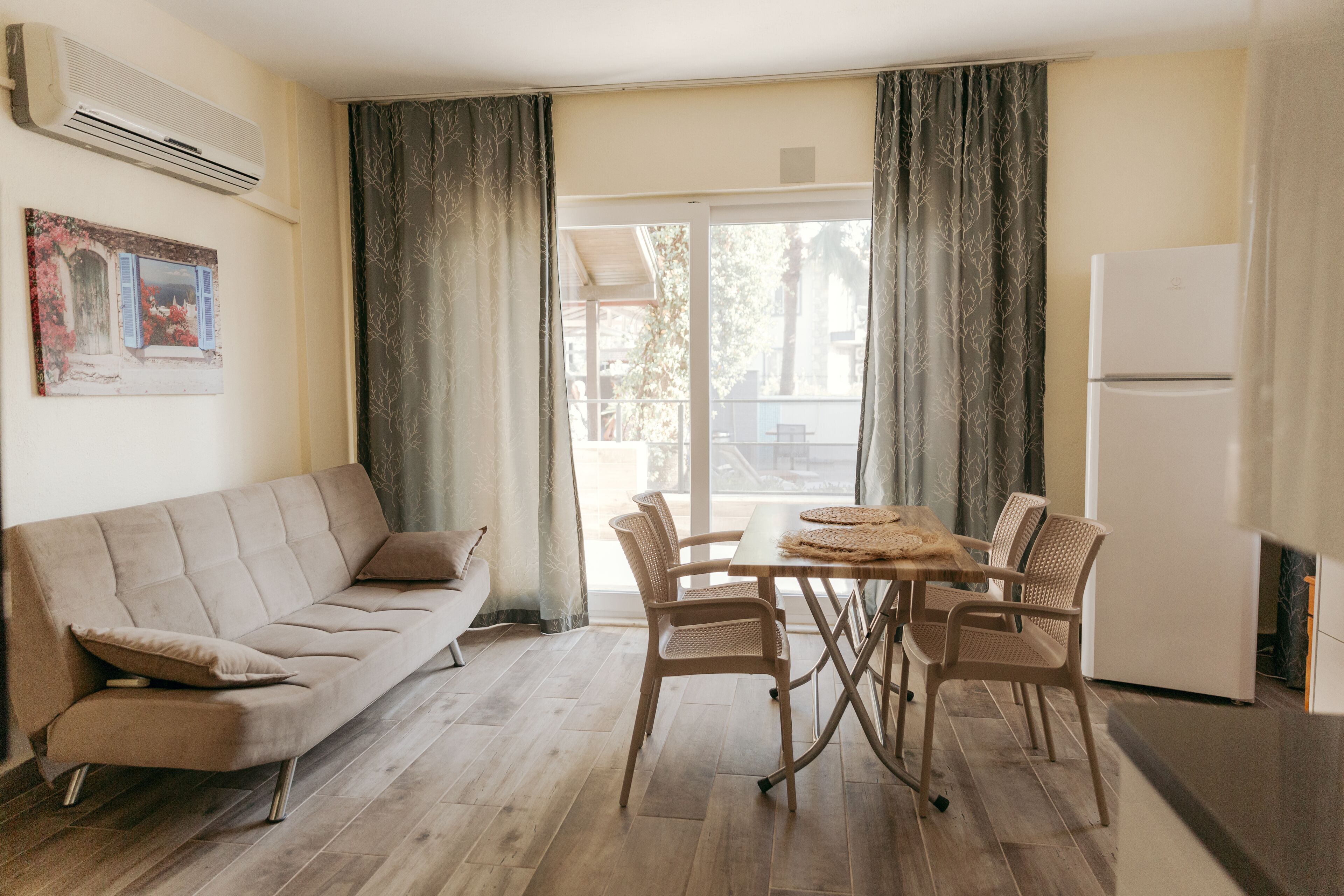 Apartamento luxo | Cofres nos quartos, escrivaninha, cortinas blackout