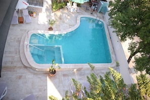 Una piscina al aire libre de temporada