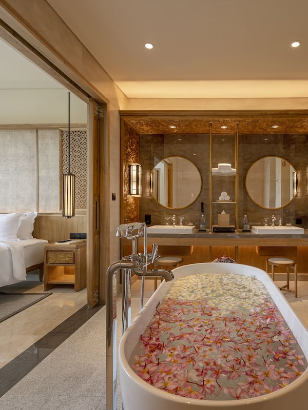Separate tub and shower, deep soaking tub, rainfall showerhead