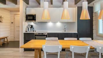 Jääkaappi, mikroaaltouuni, astianpesukone, leivänpaahdin