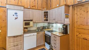 Kylskåp, mikrovågsugn, diskmaskin och brödrost