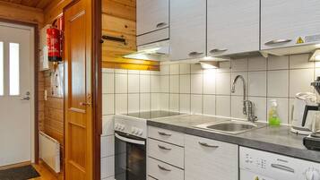 Køleskab, mikrobølgeovn, opvaskemaskine, køkkentøj/tallerkener/redskaber