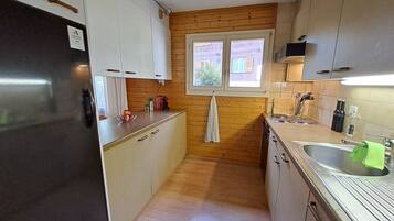 Kühlschrank, Geschirrspüler, Kochgeschirr/Geschirr/Besteck, Esstisch