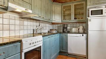 Refrigerador, microondas, lavavajillas y tostadora