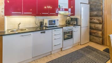 Frigorífico, microondas, lavavajillas y utensilios de cocina