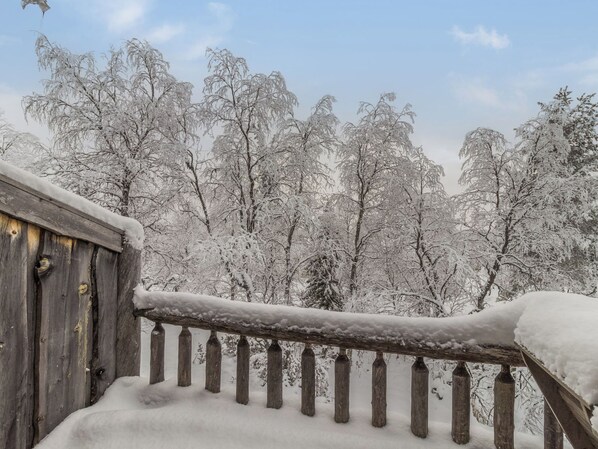 Barandilla de madera con acumulación de nieve.