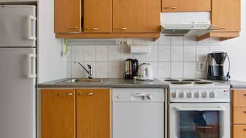 Køleskab, mikrobølgeovn, opvaskemaskine, køkkentøj/tallerkener/redskaber