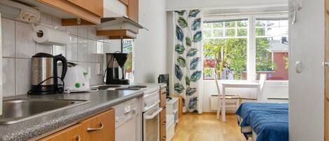 Fridge, microwave, dishwasher, cookware/dishes/utensils