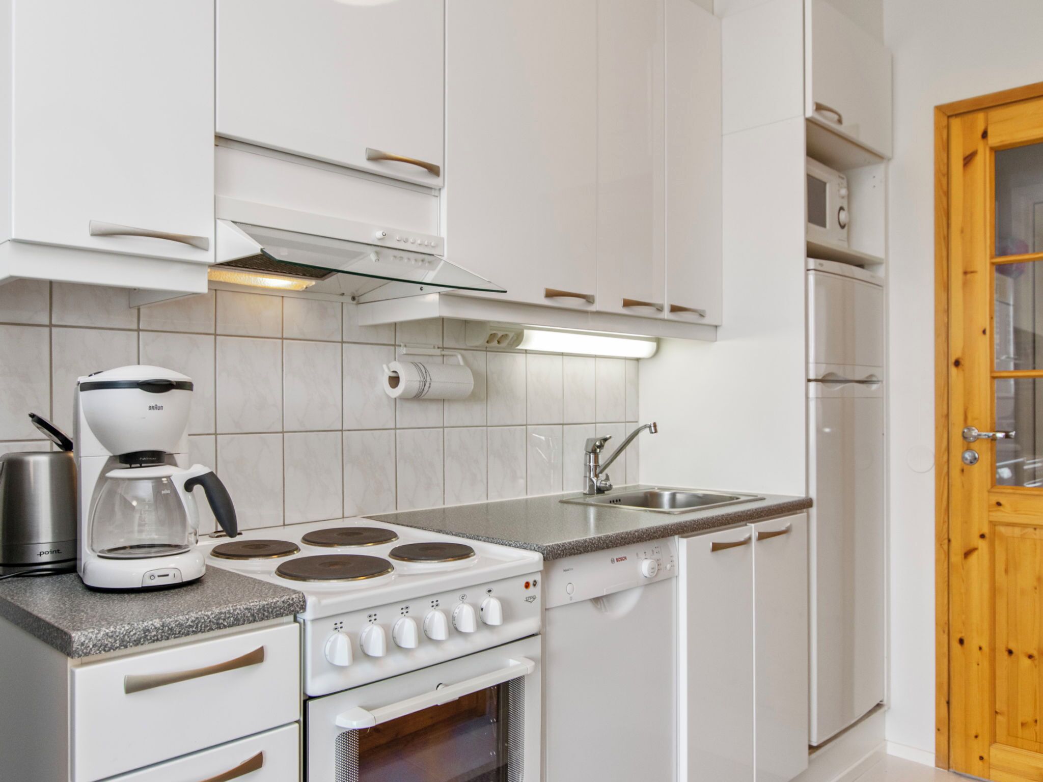 Fridge, microwave, dishwasher, cookware/dishes/utensils