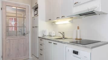 冷蔵庫、電子レンジ、食器洗い機、調理器具と食器