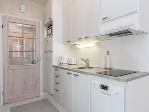 Køleskab, mikrobølgeovn, opvaskemaskine, køkkentøj/tallerkener/redskaber