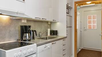 Een koelkast, een magnetron, een vaatwasser, een broodrooster