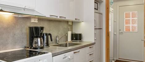 Jääkaappi, mikroaaltouuni, astianpesukone, leivänpaahdin