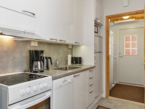 Køleskab, mikrobølgeovn, opvaskemaskine, brødrister