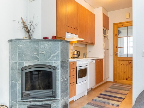 Kjøleskap, mikrobølgeovn, oppvaskmaskin og brødrister