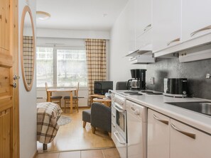 Køleskab, mikrobølgeovn, opvaskemaskine, brødrister