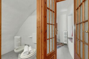 Familie appartement, meerdere slaapkamers (Garden Home) | Badkamer | Een douche, een bidet, handdoeken, zeep