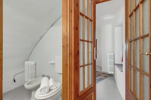 Regadera, bidet, toallas, jabón