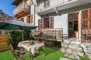 Familie appartement, meerdere slaapkamers (Garden Home) | Buiten dineren