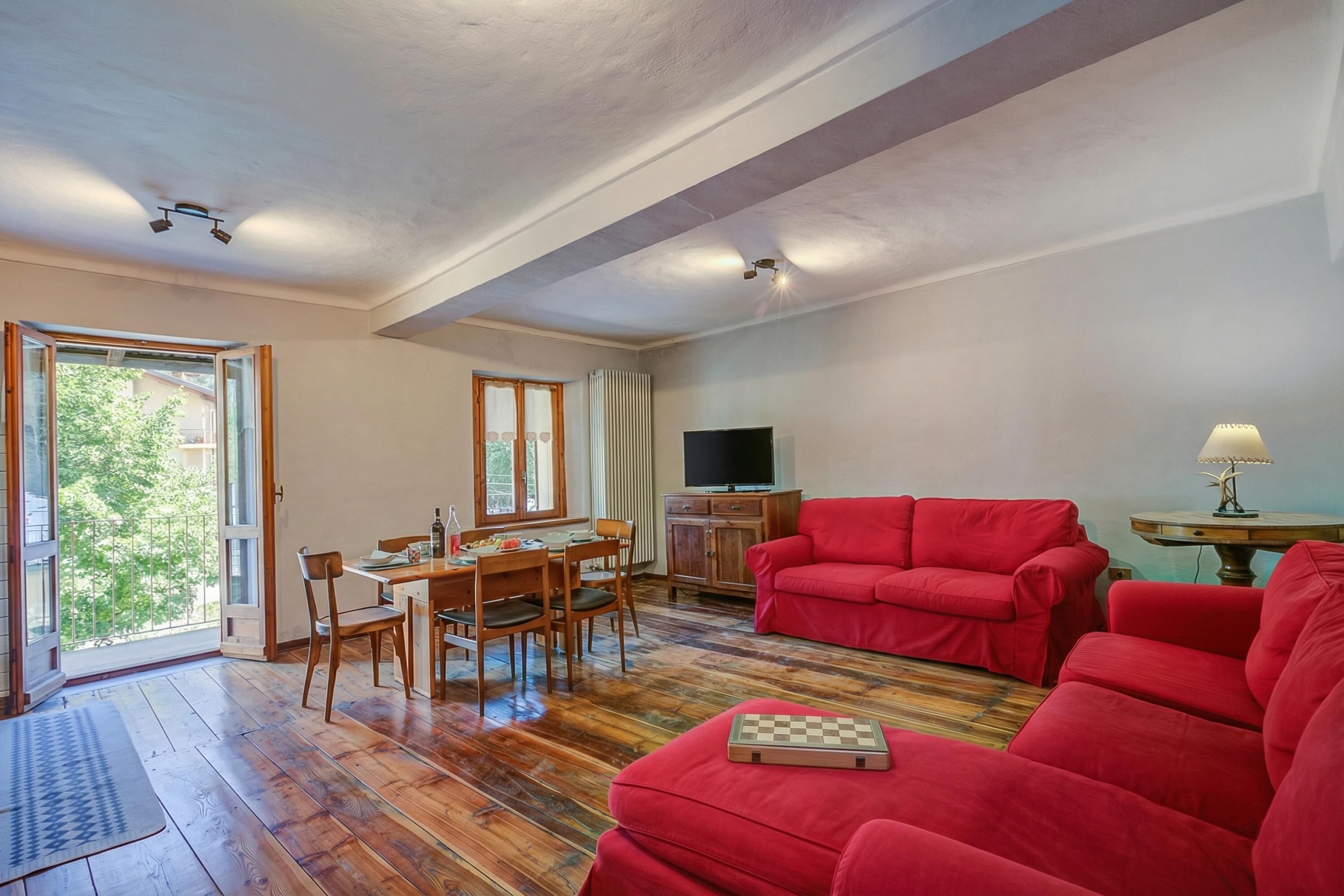 Familienapartment, Mehrere Schlafzimmer (Lidia’s Lodge Apartment) | Wohnbereich | 21-Zoll-Smart-TV mit Kabelempfang
