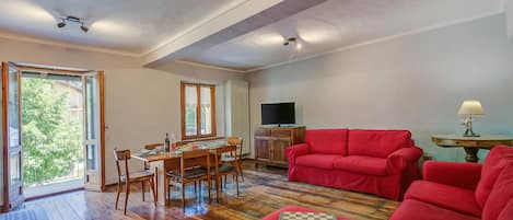 Familienapartment, Mehrere Schlafzimmer (Lidiaâs Lodge Apartment) | Wohnbereich | 21-Zoll-Smart-TV mit Kabelempfang