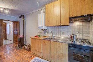 Familie appartement, meerdere slaapkamers (Lidia’s Lodge Apartment) | Privékeuken | Een koelkast, een oven, een kookplaat, een koffiezetapparaat/waterkoker