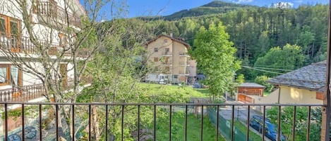 Family Apartment, Multiple Bedrooms (Lidia’s Lodge Apartment) | Property grounds