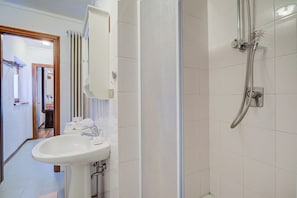 Dusj, bidé, håndklær og såpe