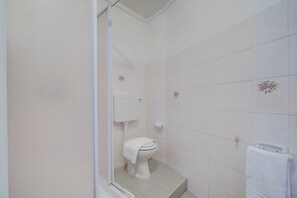 Apartamento família, vários quartos (Lidia’s Lodge Apartment) | Banheiro | Chuveiro, bidê, toalhas de banho, sabonete