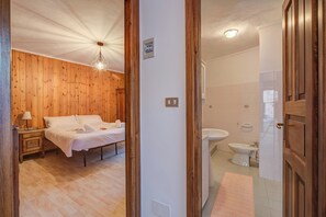 Familie appartement, meerdere slaapkamers (Lidia’s Lodge Apartment) | Badkamer | Een douche, een bidet, handdoeken, zeep