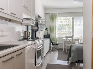 Køleskab, mikrobølgeovn, opvaskemaskine, brødrister